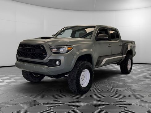 Used 2022 Toyota Tacoma TRD Sport w/ Technology Package image 4