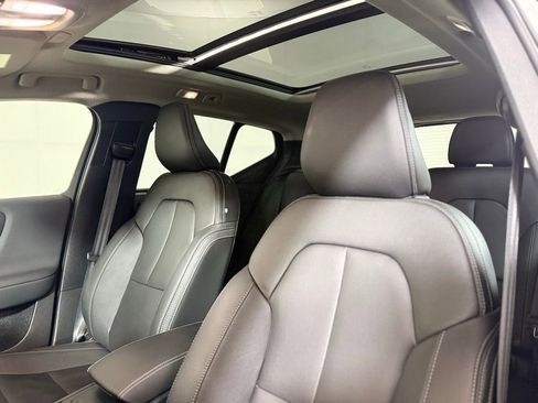 Used 2025 Volvo XC40 B5 Core w/ Protection Package Premier image 18