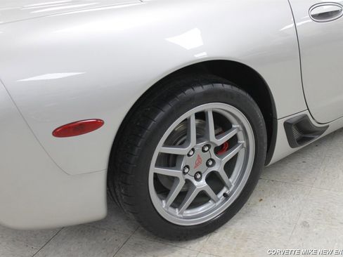 Used 2004 Chevrolet Corvette Z06 w/ Memory Package RWD image 19