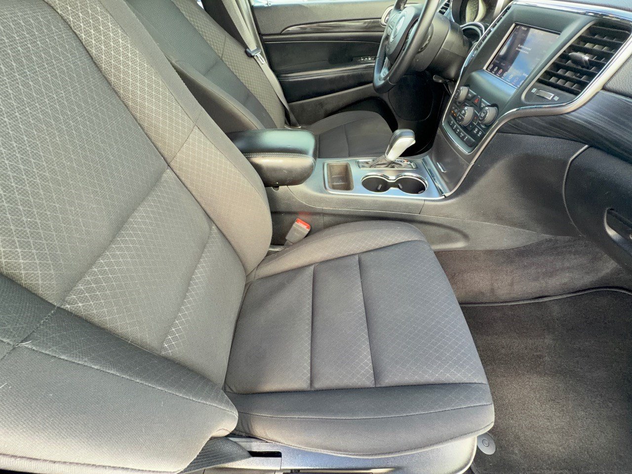 Used 2019 Jeep Grand Cherokee Laredo RWD image 30