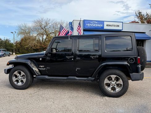 Used 2017 Jeep Wrangler Unlimited Sahara w/ Connectivity Group image 13