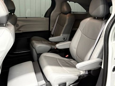 Used 2022 Toyota Sienna Limited image 12