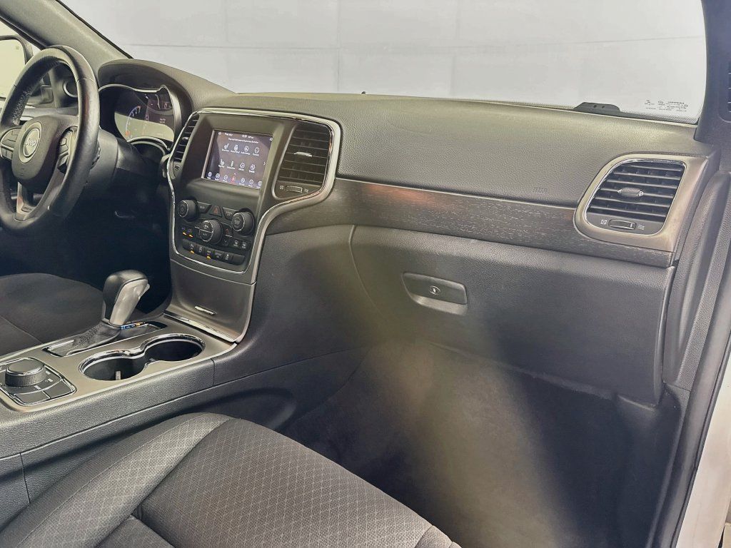Used 2018 Jeep Grand Cherokee Laredo AWD/4WD image 34