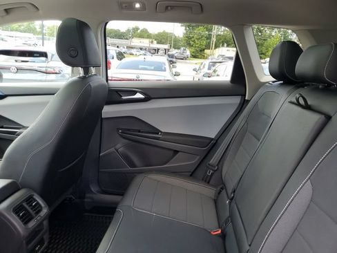 Certified 2023 Volkswagen Taos SE w/ Panoramic Sunroof Package FWD image 16