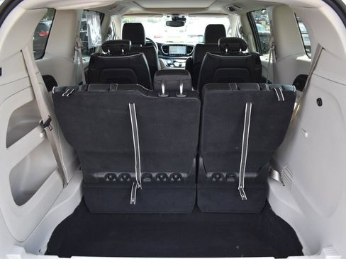 Used 2024 Chrysler Pacifica Limited image 18