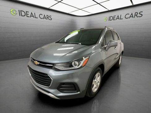 Used 2020 Chevrolet Trax LT w/ LT Convenience Package FWD image 1