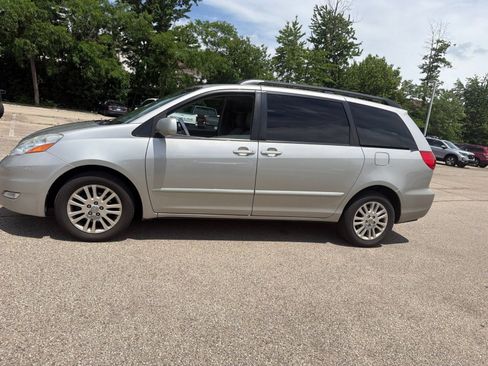 Used 2010 Toyota Sienna XLE FWD image 21