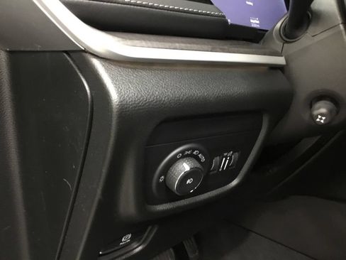 Used 2023 Jeep Grand Cherokee Limited w/ Luxury Tech Group II AWD/4WD image 8