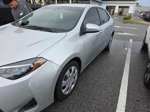 Used 2017 Toyota Corolla LE FWD image 2