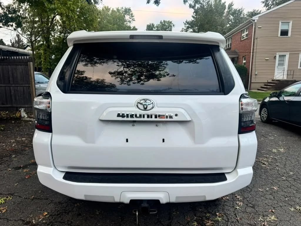 Used 2018 Toyota 4Runner SR5 AWD/4WD image 5