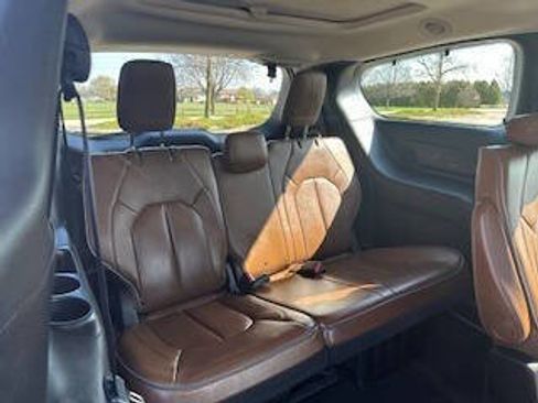 Used 2017 Chrysler Pacifica Limited FWD image 20