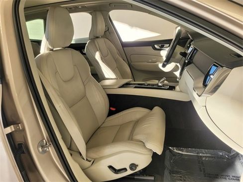Certified 2023 Volvo XC60 B5 Ultimate w/ Climate Package image 22