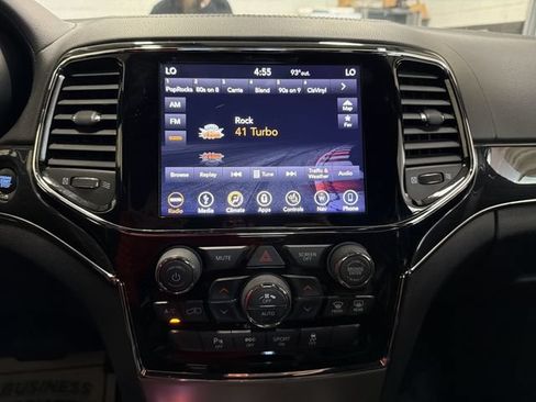 Used 2019 Jeep Grand Cherokee Overland AWD/4WD image 16