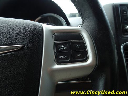 Used 2016 Chrysler Town & Country Touring FWD image 26