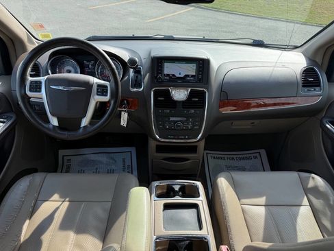 Used 2015 Chrysler Town & Country Touring-L w/ Driver Convenience Group FWD image 9