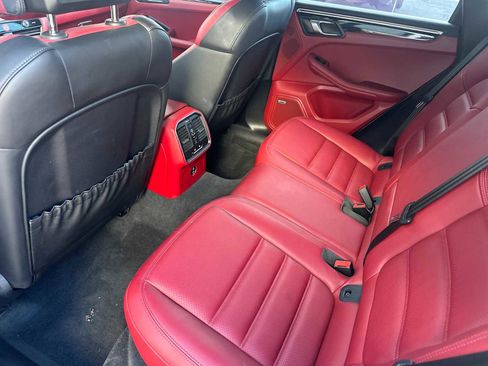 Certified 2022 Porsche Macan S image 14