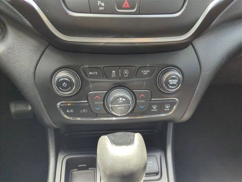 Used 2020 Jeep Cherokee Latitude Plus FWD image 12