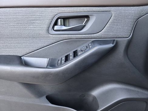 Used 2023 Nissan Rogue S image 15