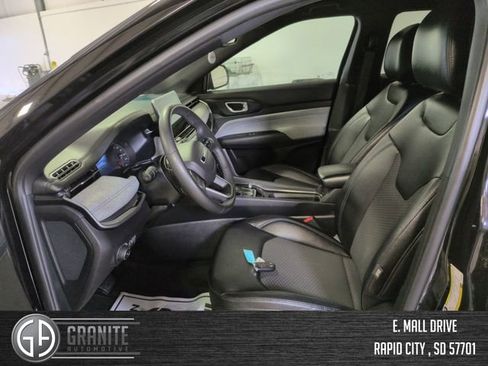 Used 2024 Jeep Compass Latitude AWD/4WD image 9