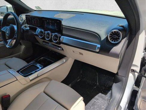 Used 2025 Mercedes-Benz GLB 250 4MATIC w/ Winter Package image 22