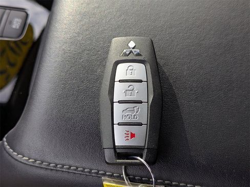 Used 2025 Mitsubishi Outlander SE image 30