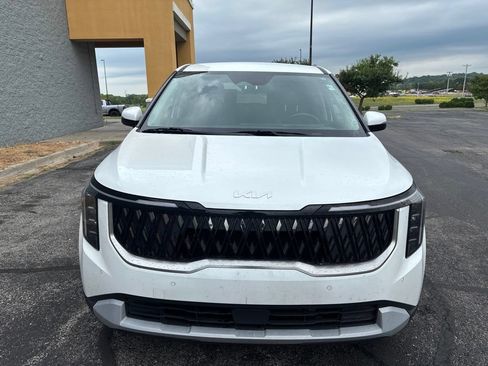 Used 2025 Kia Carnival FWD image 2