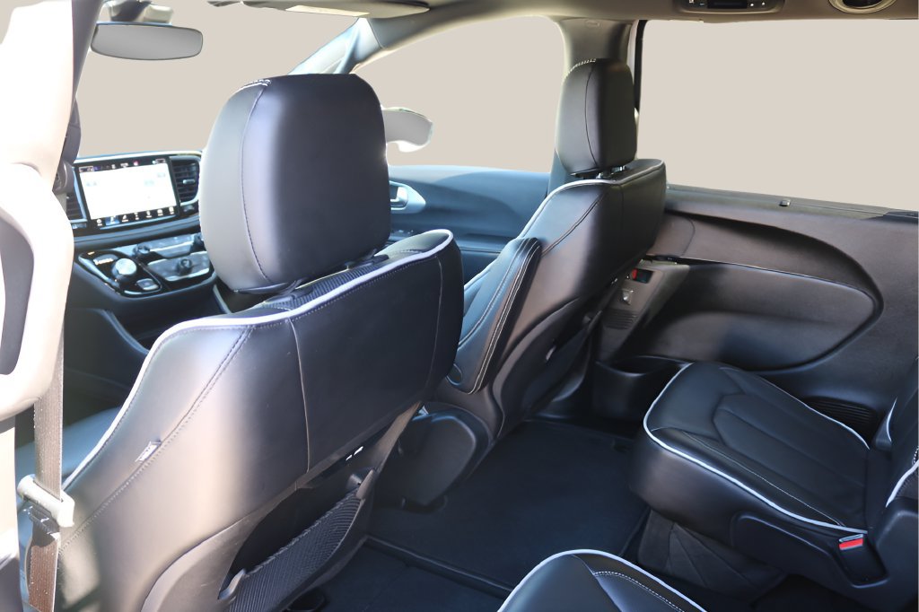 Used 2026 Chrysler Pacifica Limited FWD image 15
