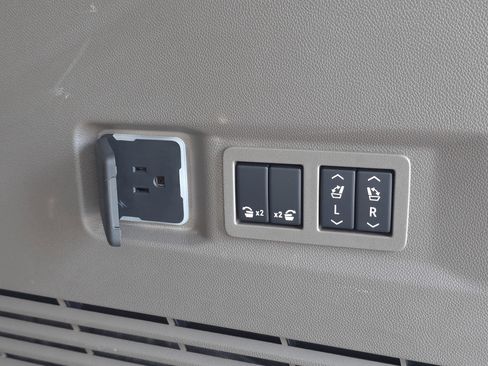 Used 2024 GMC Yukon Denali w/ Advanced Technology Package image 39