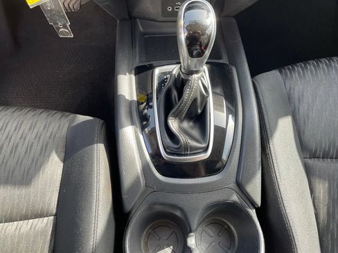 Used 2018 Nissan Rogue S FWD image 12