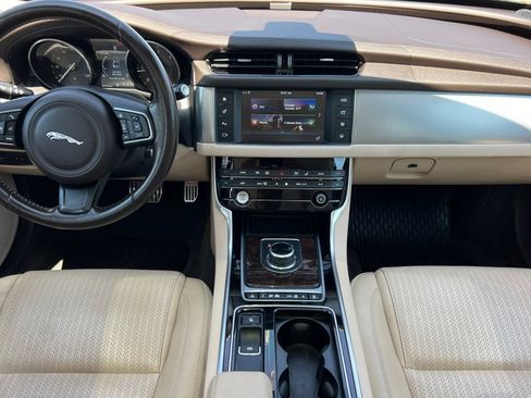 Used 2017 Jaguar XF Prestige RWD image 13
