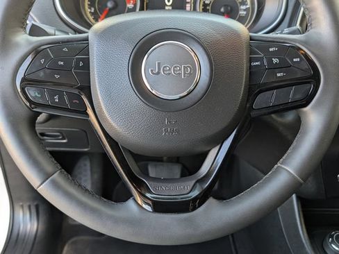 Used 2022 Jeep Cherokee Latitude Plus AWD/4WD image 5