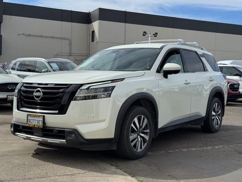 Used 2023 Nissan Pathfinder SL w/ Black Appearance Package FWD image 4