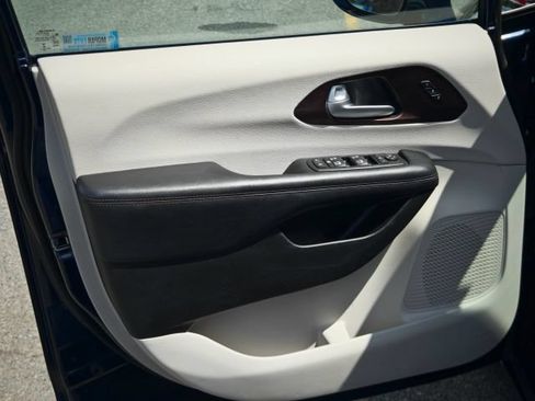 Used 2017 Chrysler Pacifica Limited w/ UConnect Theater Package FWD image 15