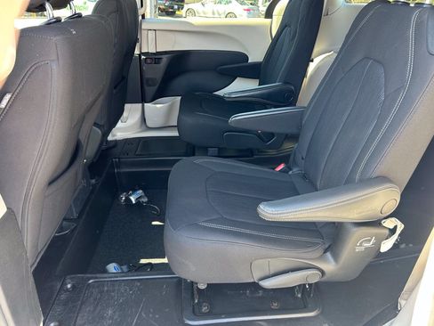 Used 2023 Chrysler Voyager LX FWD image 17