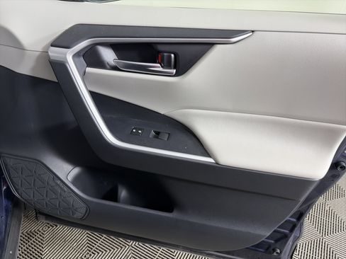 Used 2020 Toyota RAV4 XLE image 43