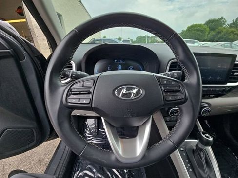 Used 2024 Hyundai Venue SEL image 18