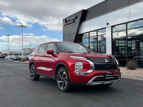 Used 2024 Mitsubishi Outlander SE image 1
