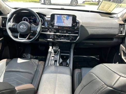 Used 2025 Nissan Pathfinder Platinum FWD image 10