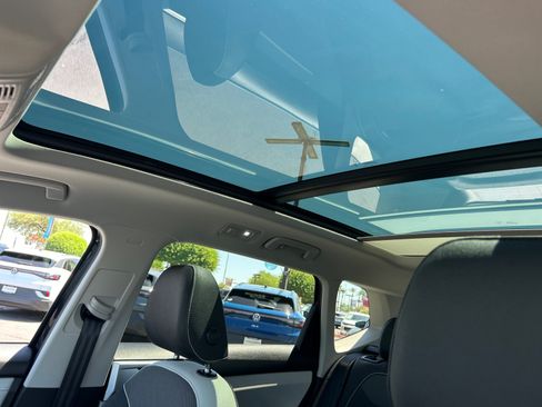 Used 2025 Volkswagen Taos SE w/ Panoramic Sunroof Package FWD image 31