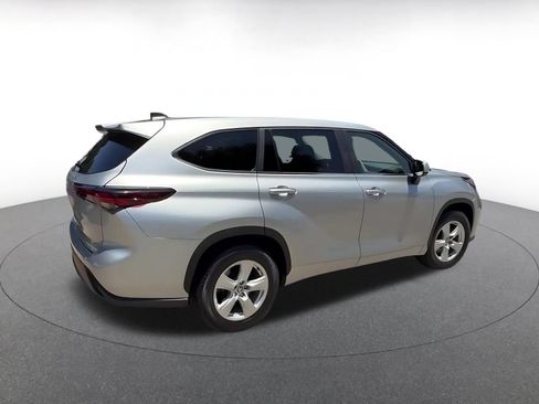 Used 2025 Toyota Highlander LE FWD image 15