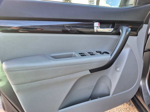Used 2013 Kia Sorento LX w/ Convenience Pkg image 11