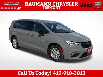 Used 2025 Chrysler Pacifica Select