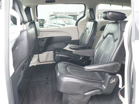 Used 2022 Chrysler Pacifica Touring-L FWD image 11