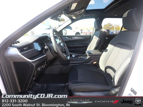 New 2025 Jeep Grand Cherokee Laredo X w/ Luxury Tech Group I image 9