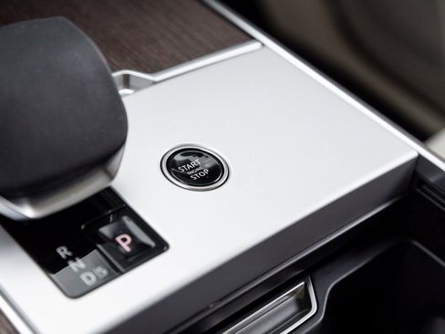 Used 2025 Land Rover Range Rover SE image 22