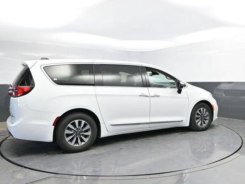 Used 2023 Chrysler Pacifica Limited FWD image 2
