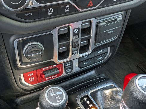 Used 2024 Jeep Gladiator Rubicon w/ Steel Bumper Group AWD/4WD image 25
