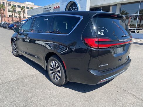 Used 2023 Chrysler Pacifica Touring-L FWD image 8