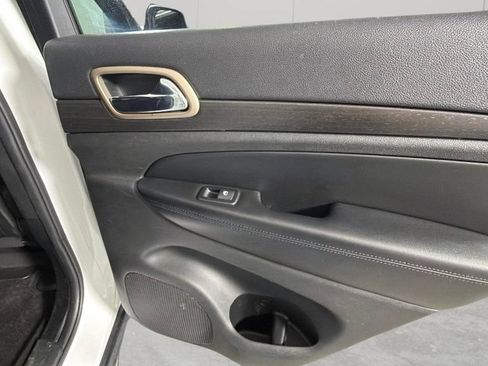 Used 2017 Jeep Grand Cherokee Laredo w/ Quick Order Package 2BE RWD image 30