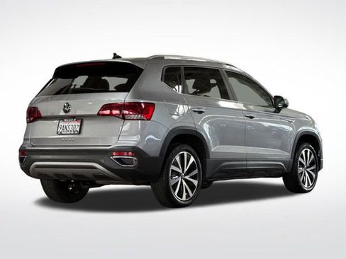 Certified 2022 Volkswagen Taos SE image 5